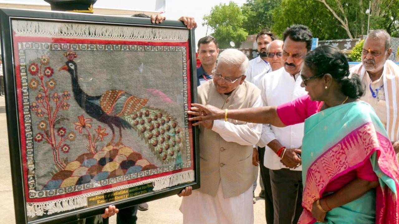 Madhya Pradesh Governor Mangubhai Patel felicitates President Murmu in Gwalior as she concludes her visit and departs for Delhi aboard an Indian Air Force aircraft Madhya Pradesh Governor Mangubhai Patel felicitates President Murmu in Gwalior as she concludes her visit and departs for Delhi aboard an Indian Air Force aircraft