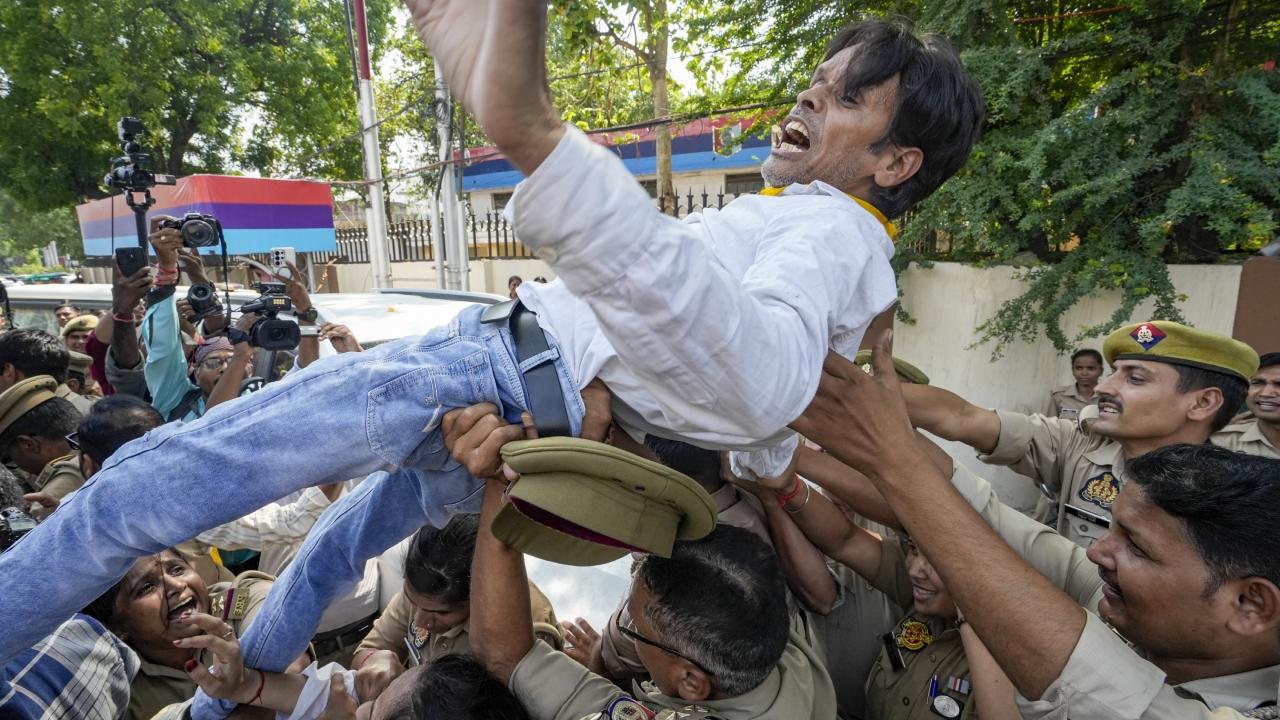 As part of the protest, party members reportedly carried out a symbolic funeral procession and submitted a memorandum addressed to the Governor through local administrative officials