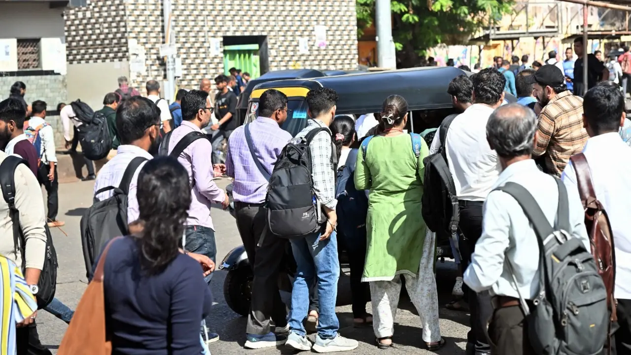 IN PHOTOS: Commuters struggle as BEST strike disrupts Mumbai's public transport The strike resulted in affecting public transport services in Mumbai and causing inconvenience to hundreds of thousands of commuters. Pics/Sameer Abedi and Satej Shinde