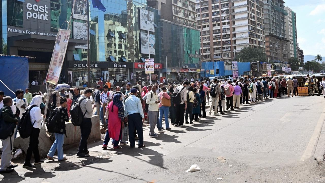 Large crowds was seen awaiting for alternate modes of transport in parts of Mumbai Large crowds was seen awaiting for alternate modes of transport in parts of Mumbai