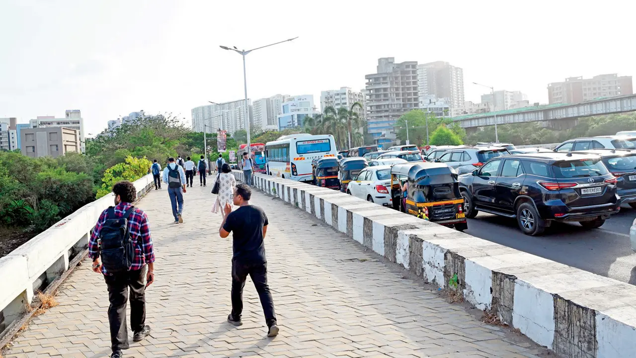 Mid-Day test drive: Why BKC's no-car day is a non-starter Office-goers walk through BKC amid heavy traffic and humid weather conditions. Pics/Satej Shinde