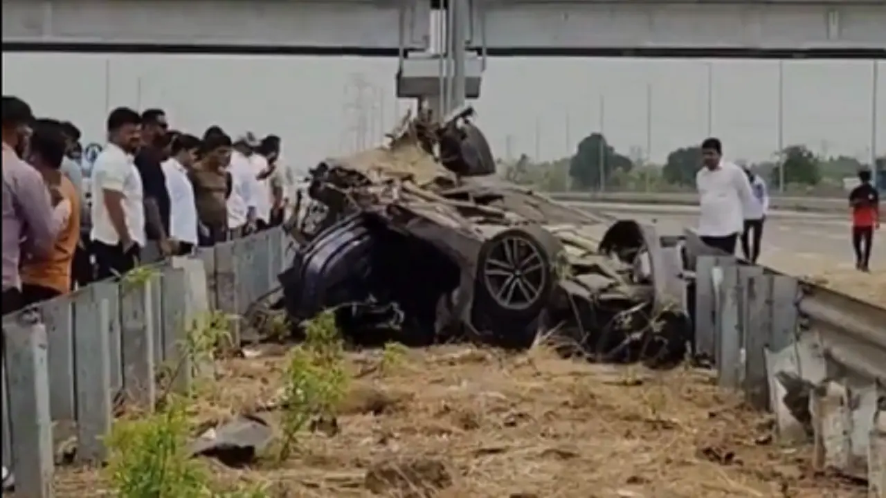Maharashtra: Two killed after speeding BMW crashes into divider in Badlapur The accident occurred at around 2.39 am on June 21 within the jurisdiction of the Badlapur West Police Station. Screengrab