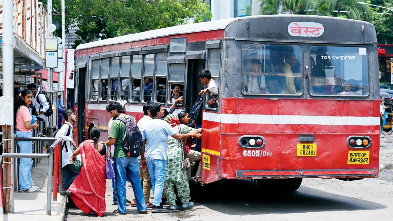 BEST Bus pass holders call for three-day validity extension Commuters board a BEST bus in Goregaon on Monday. PIC/SATEJ SHINDE