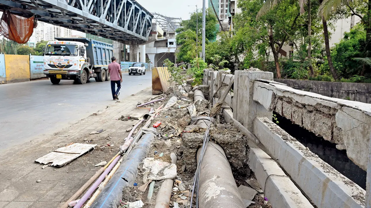 Mumbai: Andheri's Mogra bridge reopened, residents flag structural safety issues The eastbound carriageway bridge over Mogra nullah near Lokhandwala in Andheri West. PICS/SATEJ SHINDE