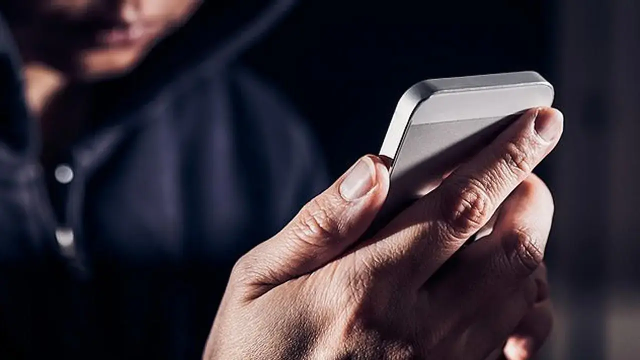 Phone resets, apps disappear: CISF constable posted in Mumbai loses nearly Rs 96,000 in suspected cyber fraud The constable's phone allegedly reset on its own, and when it restarted, all previously installed applications had disappeared from the device. Representational pic