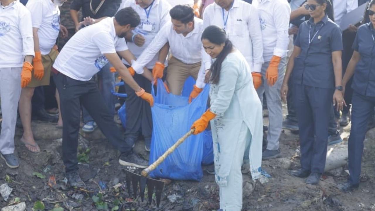 BJP MP Swati Maliwal participated in the drive at Kalindi Kunj, and BJP MP Yogender Chandoliya also took part in the cleanliness initiative. BJP MP Swati Maliwal participated in the drive at Kalindi Kunj, and BJP MP Yogender Chandoliya also took part in the cleanliness initiative.