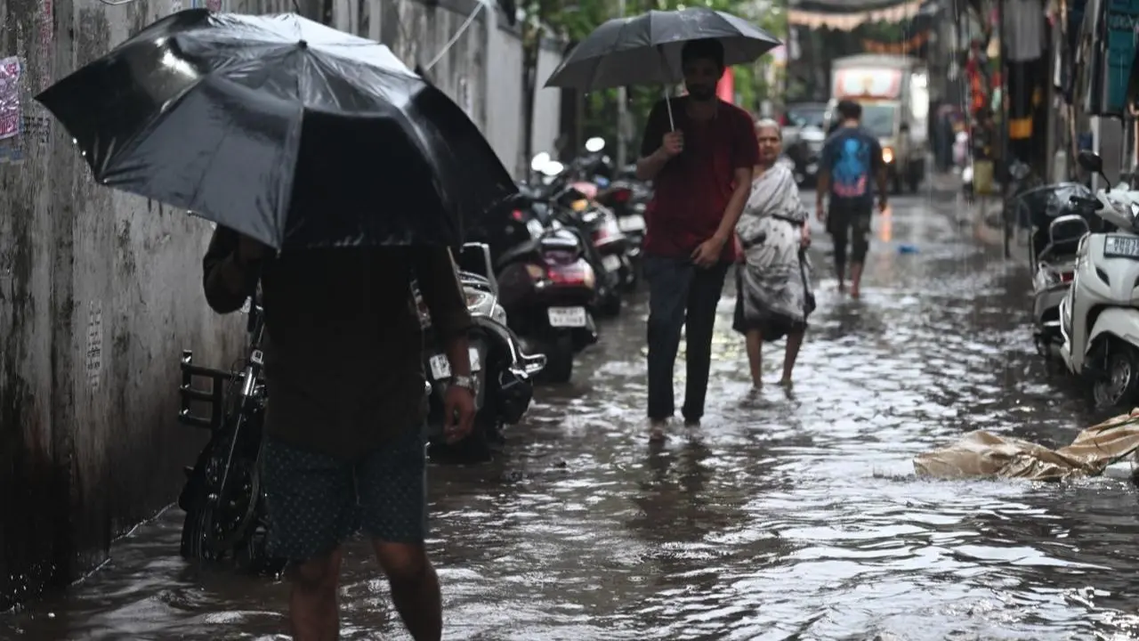 People make their way through heavy rain in Dharavi-Sion, Mumbai, on Tuesday. PIC/ATUL KAMBLE