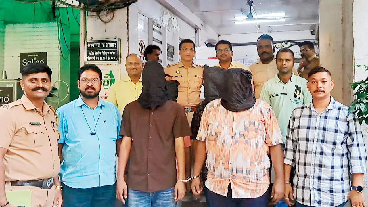 Gujarat-based gang held for duping Mumbai traders with fake cheques; 4 arrested The arrested accused in police custody. Pic/Samiullah Khan