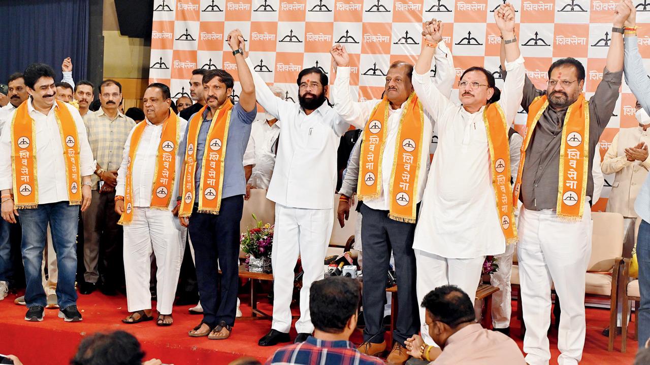 Six Shiv Sena (UBT) MPs join Eknath Shinde-led Shiv Sena days after skipping party meeting Deputy Chief Minister and Shiv Sena leader Eknath Shinde (centre) welcomes the rebels MPs to the party