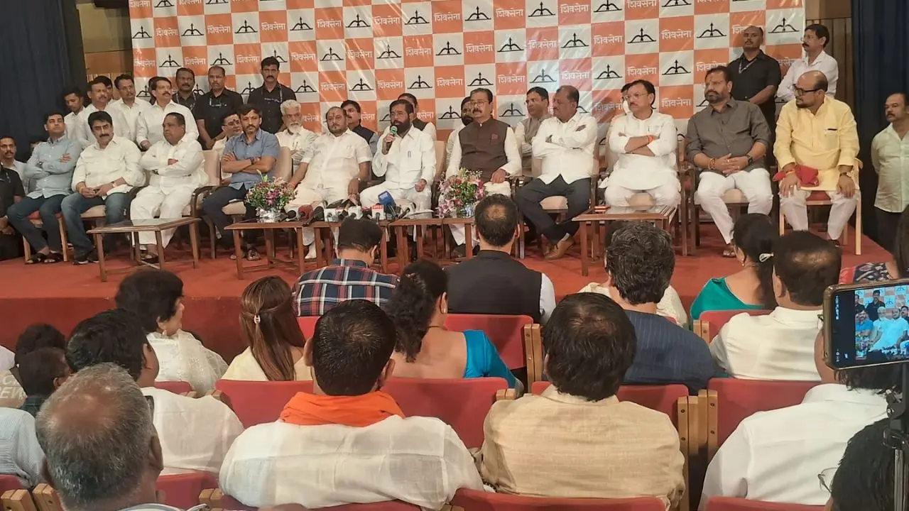 Rebel UBT MPs join Shiv Sena in Eknath Shinde's presence The six rebel MPs of the Shiv Sena (UBT) join the Eknath Shinde-headed Shiv Sena in Mumbai on Monday. PIC/SAYYED SAMEER ABEDI