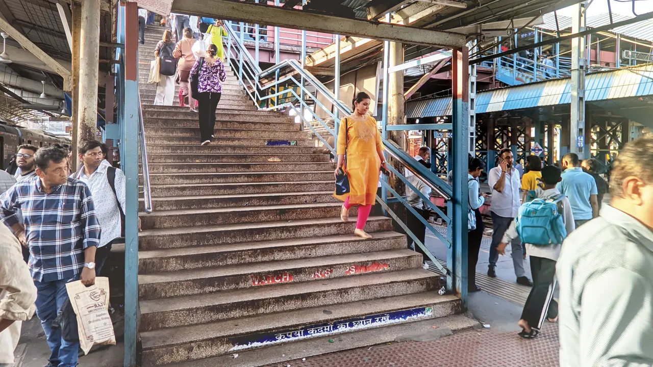 Poor signage at Mumbai's Bandra station causes commuter hassle The foot overbridge entrance on Platforms 4 and 5 at Bandra railway station, where no notice was displayed informing passengers about the closure of the eastern exit. Pics/Sarthak Mehta