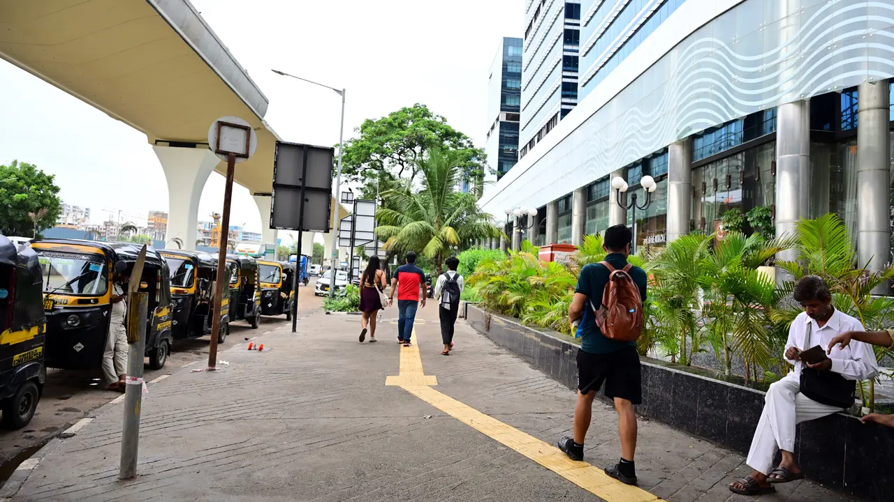 Mumbai footpaths remain inaccessible despite BMC’s Universal Footpath Policy A well-maintained footpath with tactile tiles near Earth Cafe, opposite MMRDA ground in Bandra-Kurla Complex. PIC/SHADAB KHAN