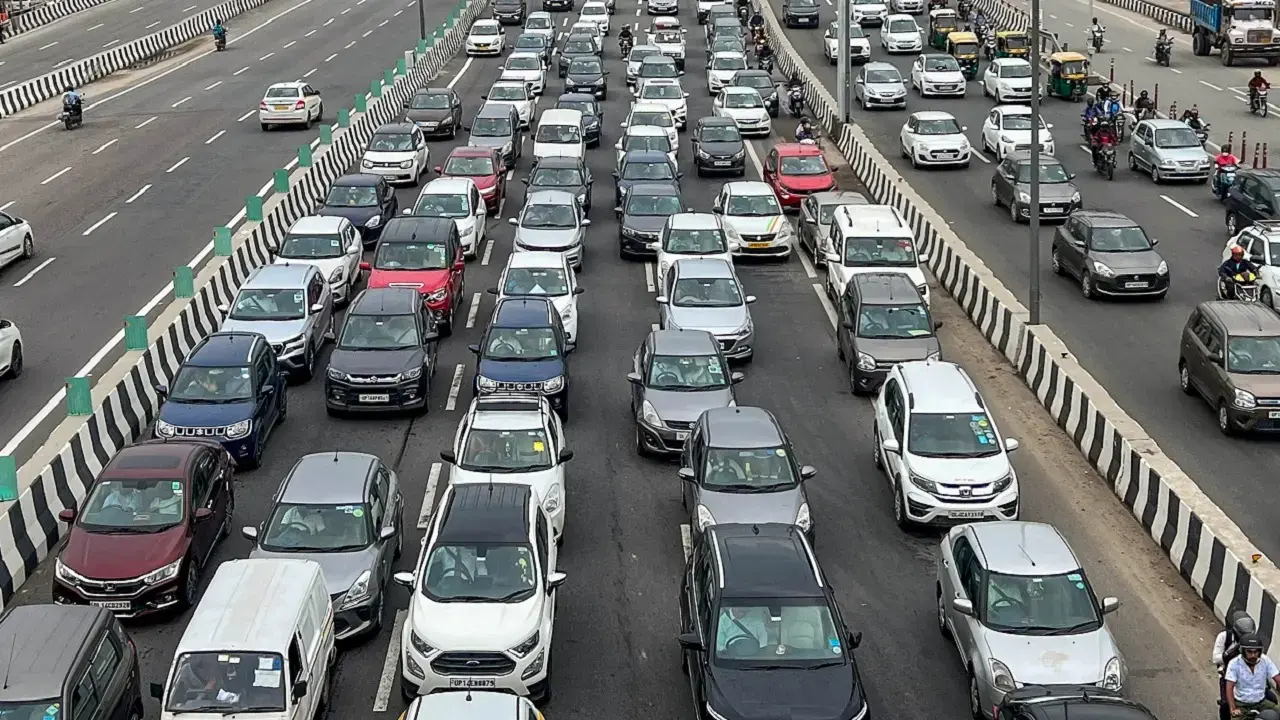 HSRP deadline ends Tuesday; transport dept to launch crackdown from July 1 The Maharashtra government had earlier extended the HSRP installation deadline to June 30, 2026, after reviewing the pace of implementation and considering the inconvenience faced by vehicle owners. Representational pic