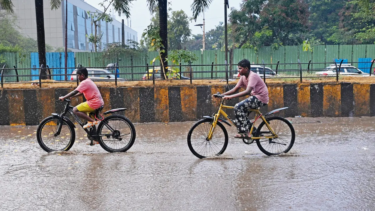 Mumbai receives first pre-monsoon showers, temperatures and humidity rise People enjoy the first rain in Wadala