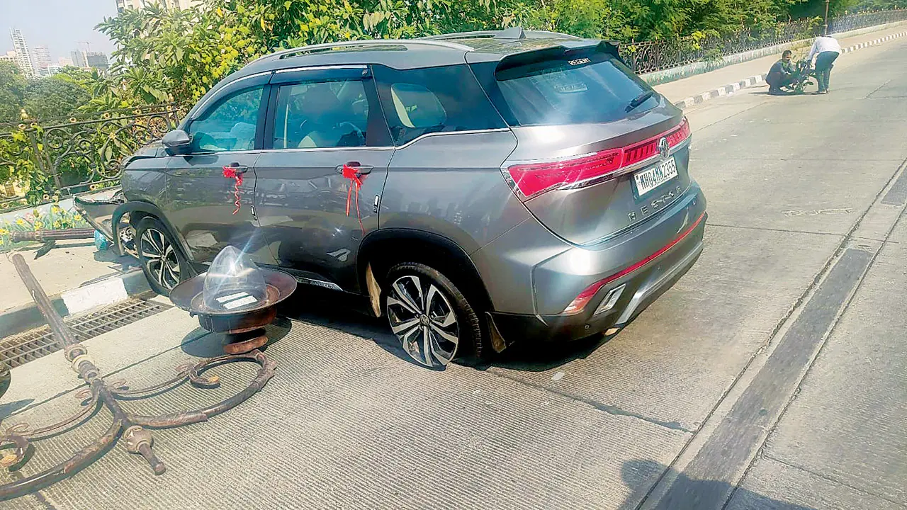 The car dashed against a light pole