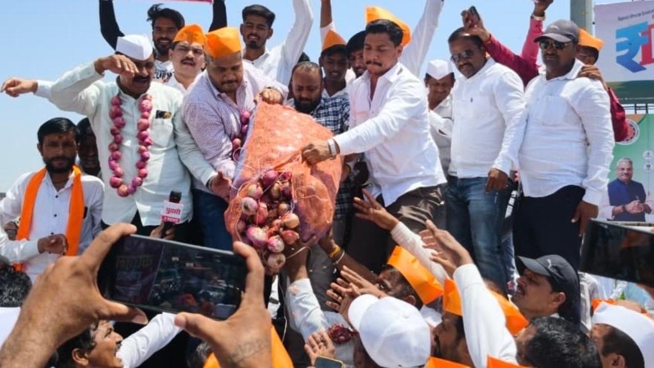 He alleged that although the government had announced onion procurement, the process had not yet started. "Procurement should be carried out through Agricultural Produce Market Committees (APMCs) and farmers' interests should be prioritised over those of traders," said the Congress leader. He alleged that although the government had announced onion procurement, the process had not yet started. "Procurement should be carried out through Agricultural Produce Market Committees (APMCs) and farmers' interests should be prioritised over those of traders," said the Congress leader.