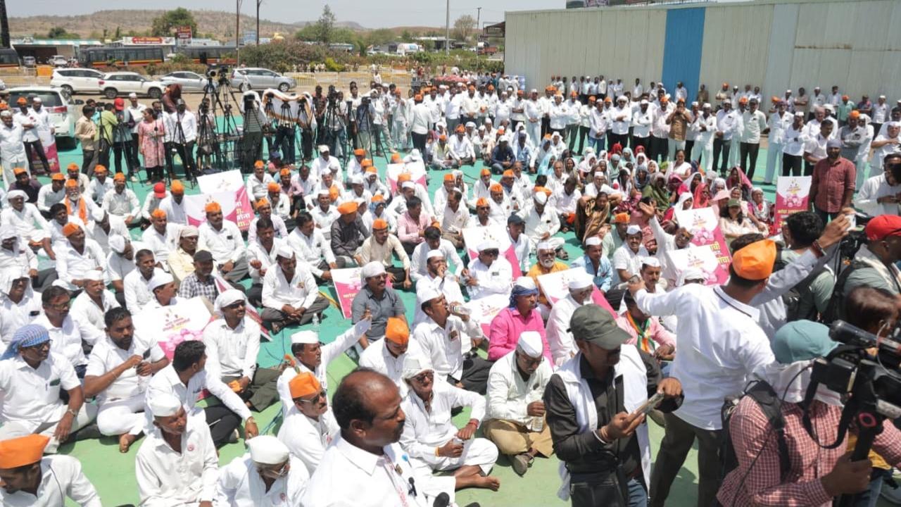 Thousands of farmers participated in the agitation despite police action and detentions, organisers claimed. NCP (SP) state president Shashikant Shinde, MLA Rohit Pawar, MP Nilesh Lanke and Shiv Sena UBT leaders also participated. Thousands of farmers participated in the agitation despite police action and detentions, organisers claimed. NCP (SP) state president Shashikant Shinde, MLA Rohit Pawar, MP Nilesh Lanke and Shiv Sena UBT leaders also participated.