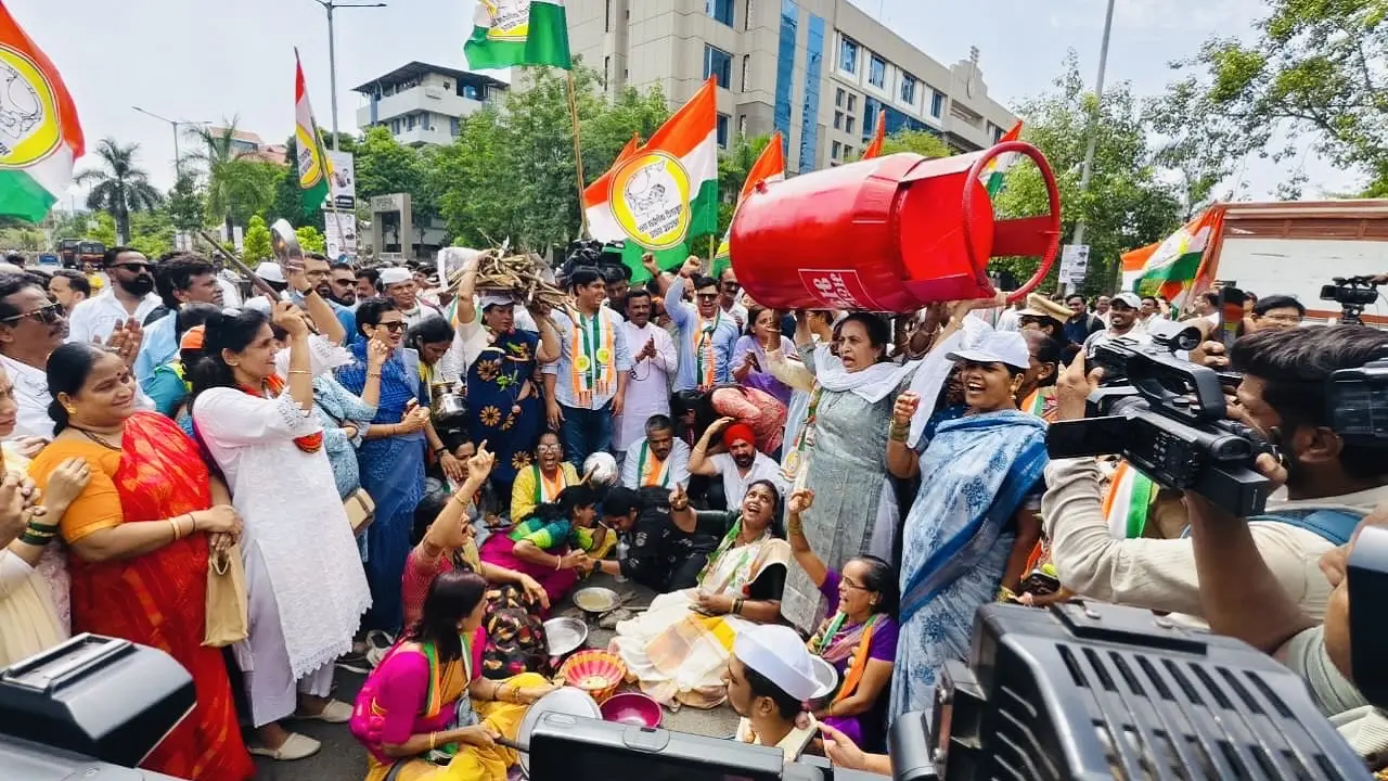 The demonstration was held outside the CIDCO Exhibition Centre, where party leaders and workers gathered to draw attention to the economic challenges faced by citizens. Pic/X
