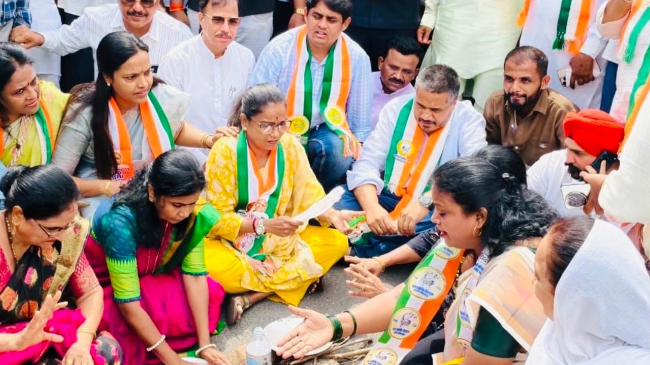 Several senior leaders of the party participated in the protest, including MP Supriya Sule, Maharashtra unit president Shashikant Shinde, and MLA Jitendra Awhad. Other party office-bearers, workers and local residents were also present.