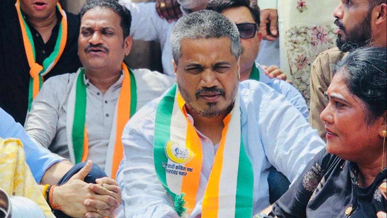 The demonstration was held outside the CIDCO Exhibition Centre, where party leaders and workers gathered to draw attention to the economic challenges faced by citizens.