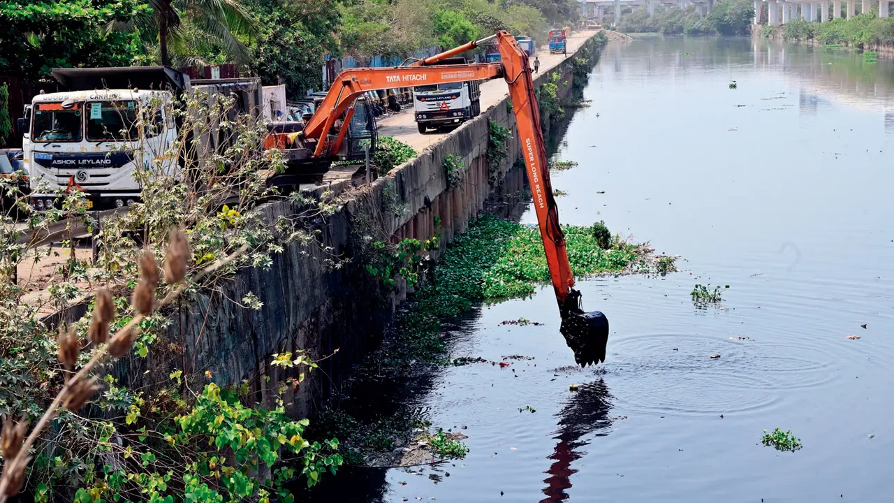 Mumbai: BMC misses Mithi river desilting deadline, assures completion by June 10 ahead of monsoon Desilting work underway on the Mithi river during the pre-monsoon clean-up drive (Pic/Shadab Khan)