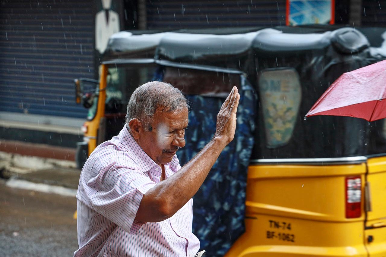 The India Meteorological Department (IMD) issued an orange alert in Pathanamthitta, Alappuzha, Kottayam, Idukki, Ernakulam, Thrissur and Kasaragod districts of the state.