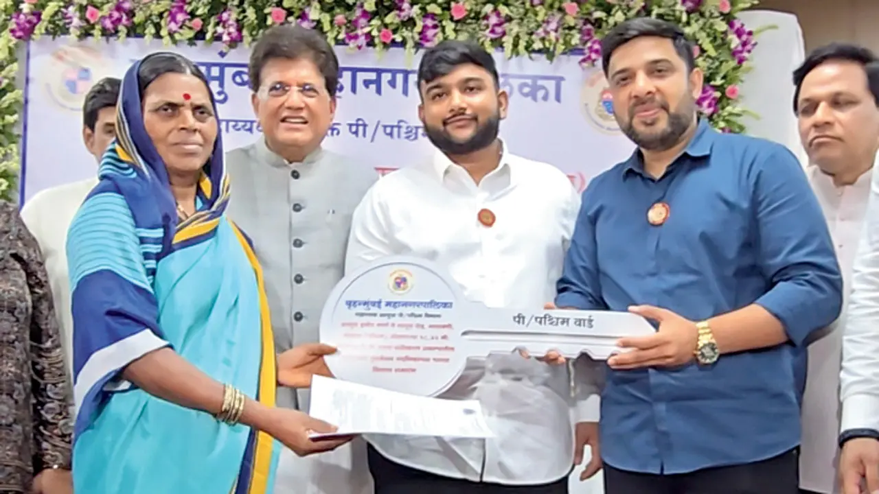 (From left) A beneficiary receives the keys to her rehabilitation home in the presence of Union Minister and MP Piyush Goyal, Ward Committee Chairman and Corporator Haider Ali Shaikh, former corporators Siraj Shaikh and Vinod Shelar on Sunday. Pic/By Special Arrangement