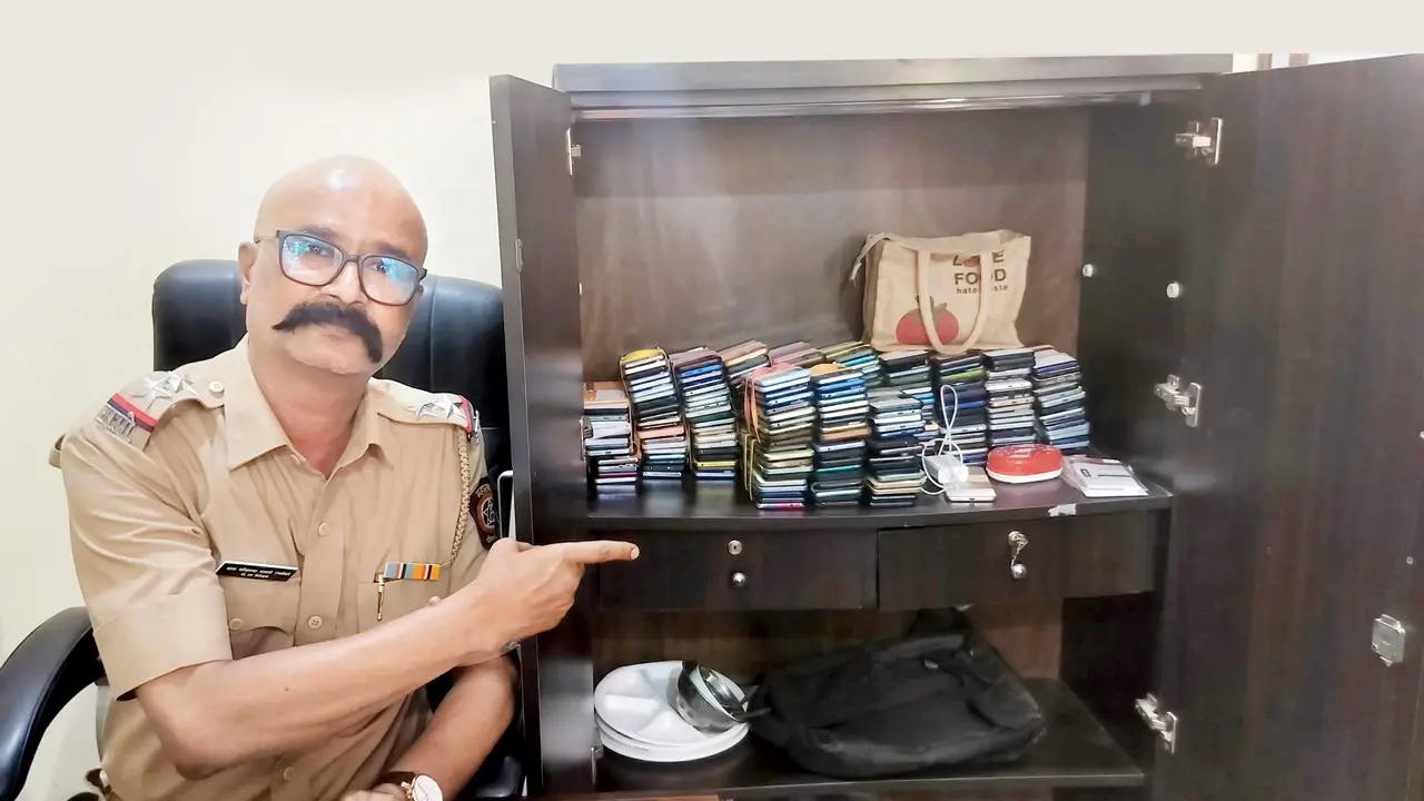 Phone-finder extraordinaire: Meet the Mumbai cop behind 3,500 mobile recoveries PSI Sham Ranshevare of Dahisar police station with phones recovered from across the country. PICS/SAMIULLAH KHAN