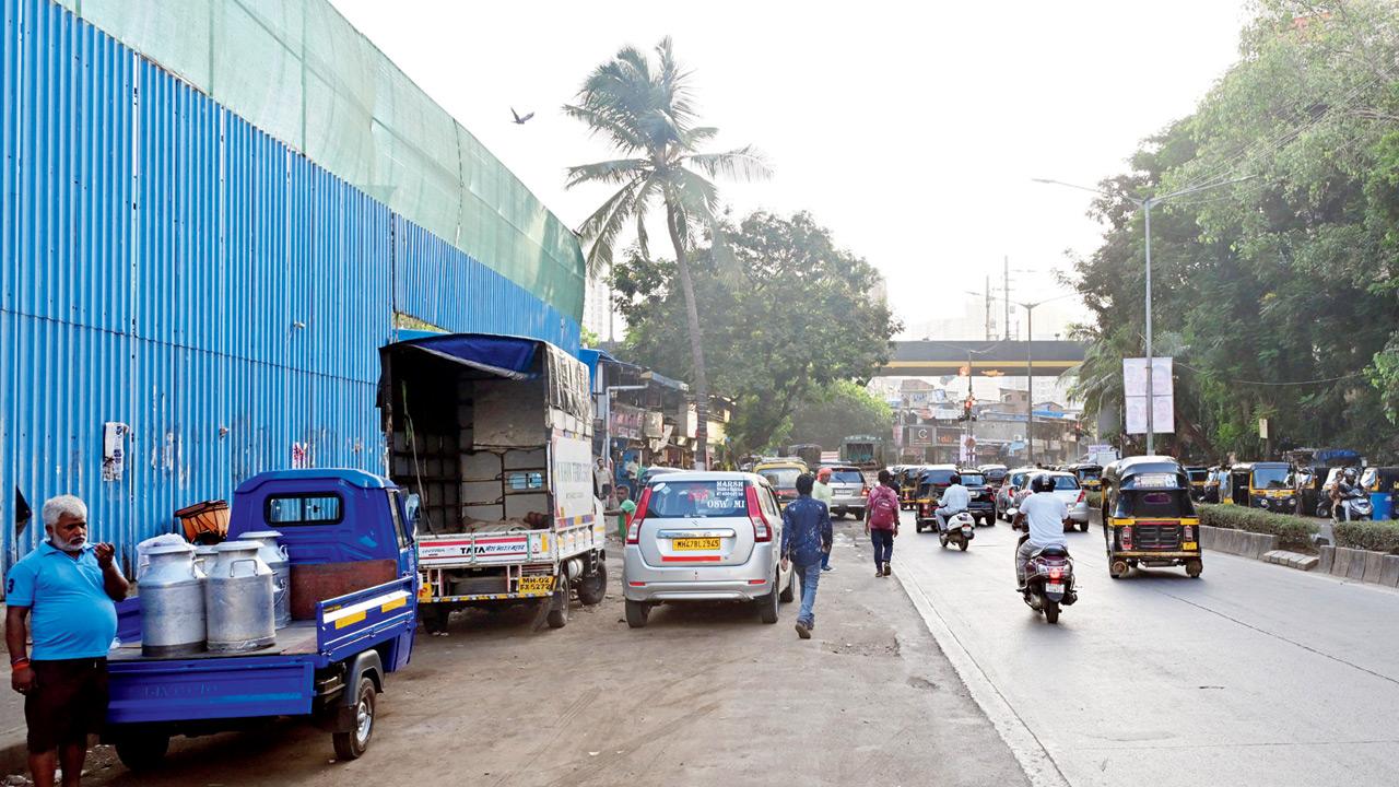 Fresh images on Wednesday showing the return of illegal parking and encroachments. Pics/Sayyed Sameer Abedi