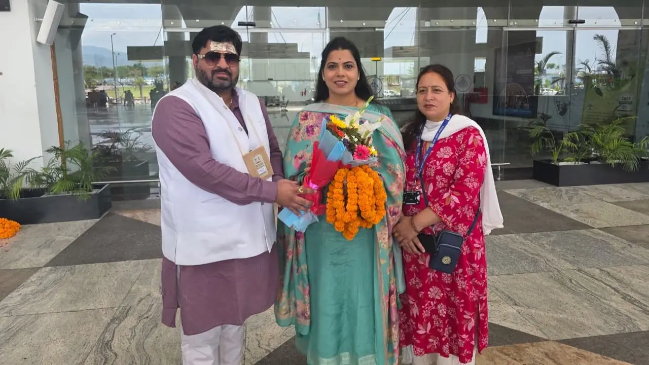 Mumbai's Ritu Tawde to assume charge as vice-president of All India Mayors' Council in Rishikesh Mayor Ritu Tawde (centre) reached Dehradun on Tuesday ahead of the All India Mayors' Council's Executive Meeting. PIC/X