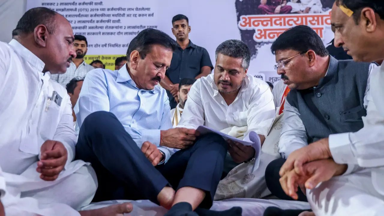Rohit Pawar withdraws fast after govt assurance