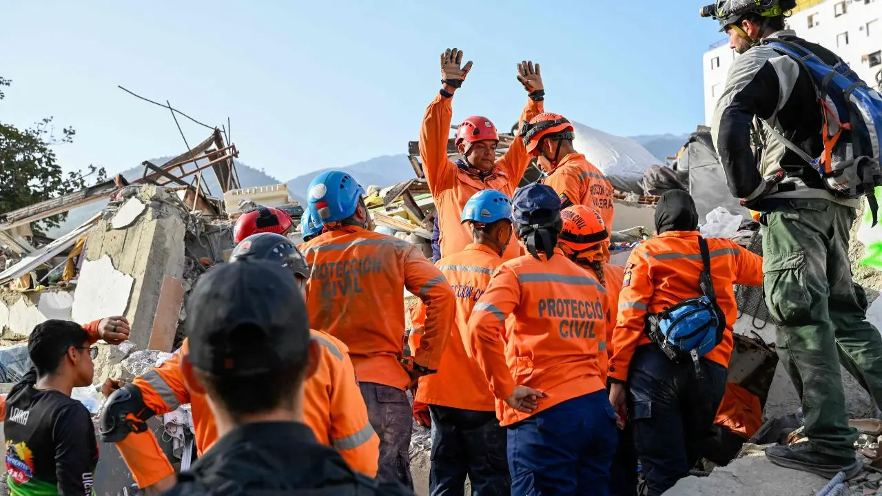 Authorities and volunteers are racing against time, as aid agencies say the first 48 to 72 hours are critical for locating survivors. (Pics/ AFP)