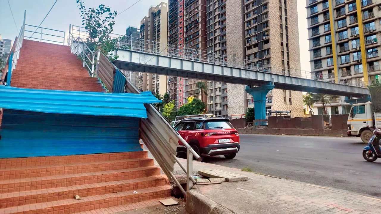 The foot overbridge in Vikhroli East. PIC/By SPECIAL ARRANGEMENT