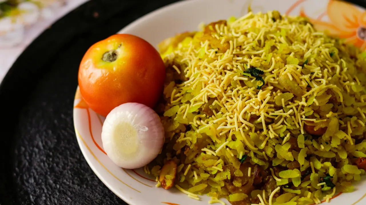 While Poha is generally had with dry with various toppings, Nagpur's tarri poha is accompanied with a gravy. Chef Manohar and his team have done multiple such events to showcase local delicacies across India and distribute it for the public
