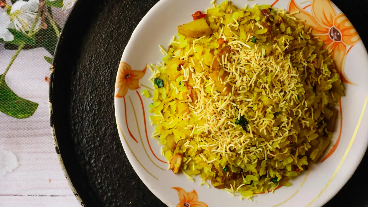 Elsewhere in India, Maharashtra's renowned chef, Vishnu Mahohar, on Sunday attempted a world record by cooking over 3,000 kilograms of Nagpur's famous 'tarri poha' in celebration of World Poha Day
