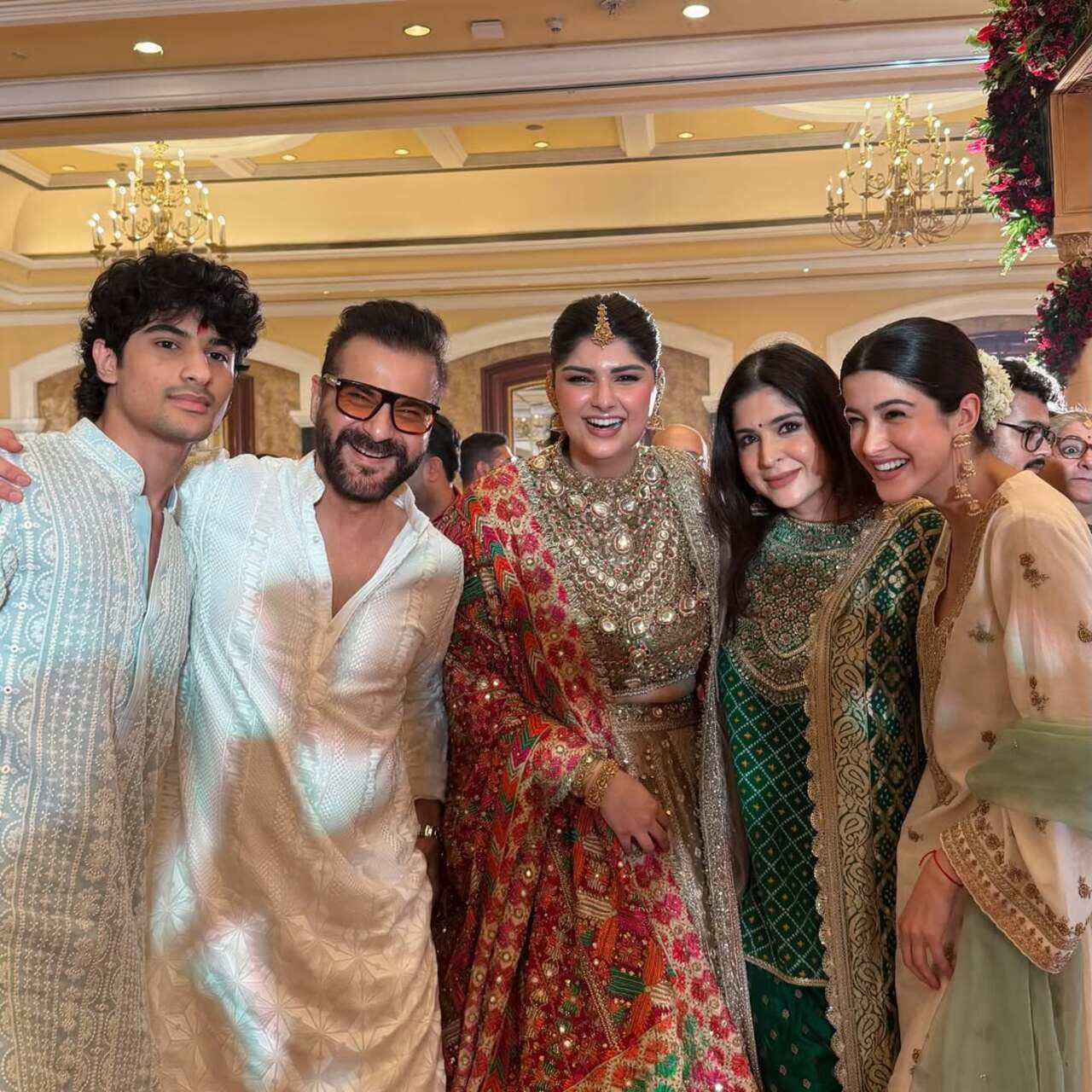 Anshula Kapoor poses with uncle Sanjay Kapoor's family for a happy click