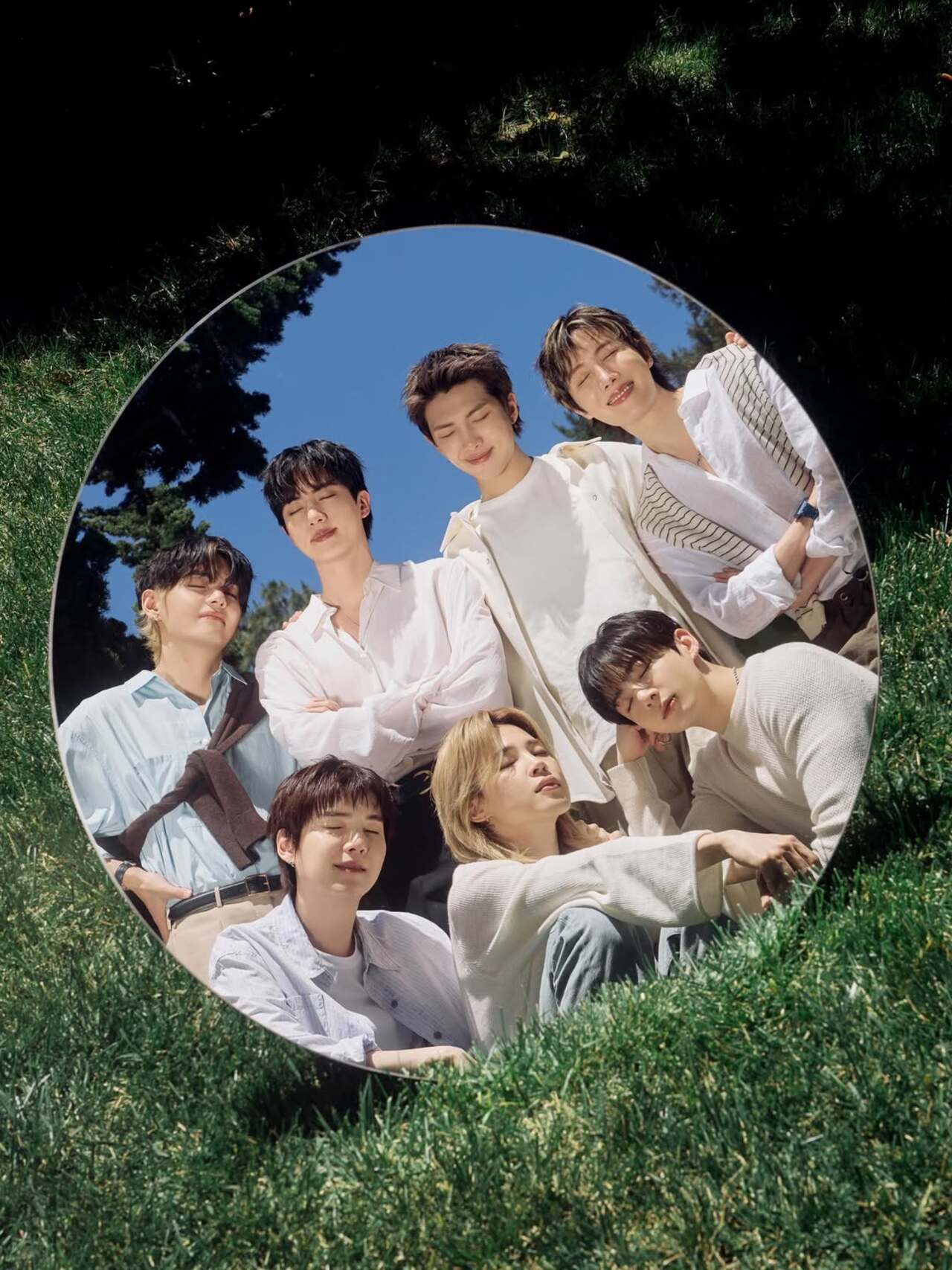 The mirror portrait leaves the fans in awe as the boys stand in their garden under the sun for the click