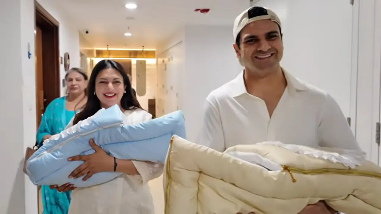 Divyanka Tripathi and Vivek Dahiya with their twins (Picture via Instagram)