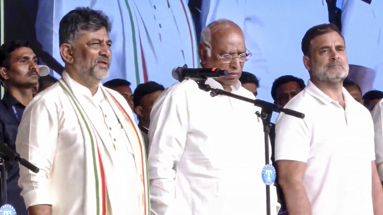 In the presence of AICC chief Mallikarjun Kharge, top Congress leader Rahul Gandhi and outgoing CM Siddaramaiah, Shivakumar took oath in the name of seer "Gangadhar Ajja", while holding a copy of the Constitution. Pics/PTI