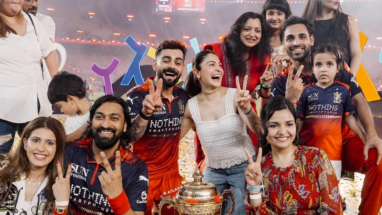 Following the victory, the Royal Challengers also posed with their family members (Pic: PTI)