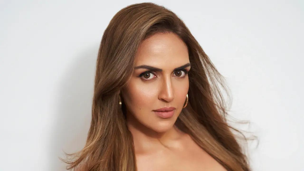 Esha Deol admitted she misses having love in her life after divorcing Bharat Takhtani but still believes in romance. The actor said she has had boyfriends, and values companionship. Read full story here
Esha Deol admitted she misses having love in her life after divorcing Bharat Takhtani but still believes in romance. The actor said she has had boyfriends, and values companionship. Read full story here
