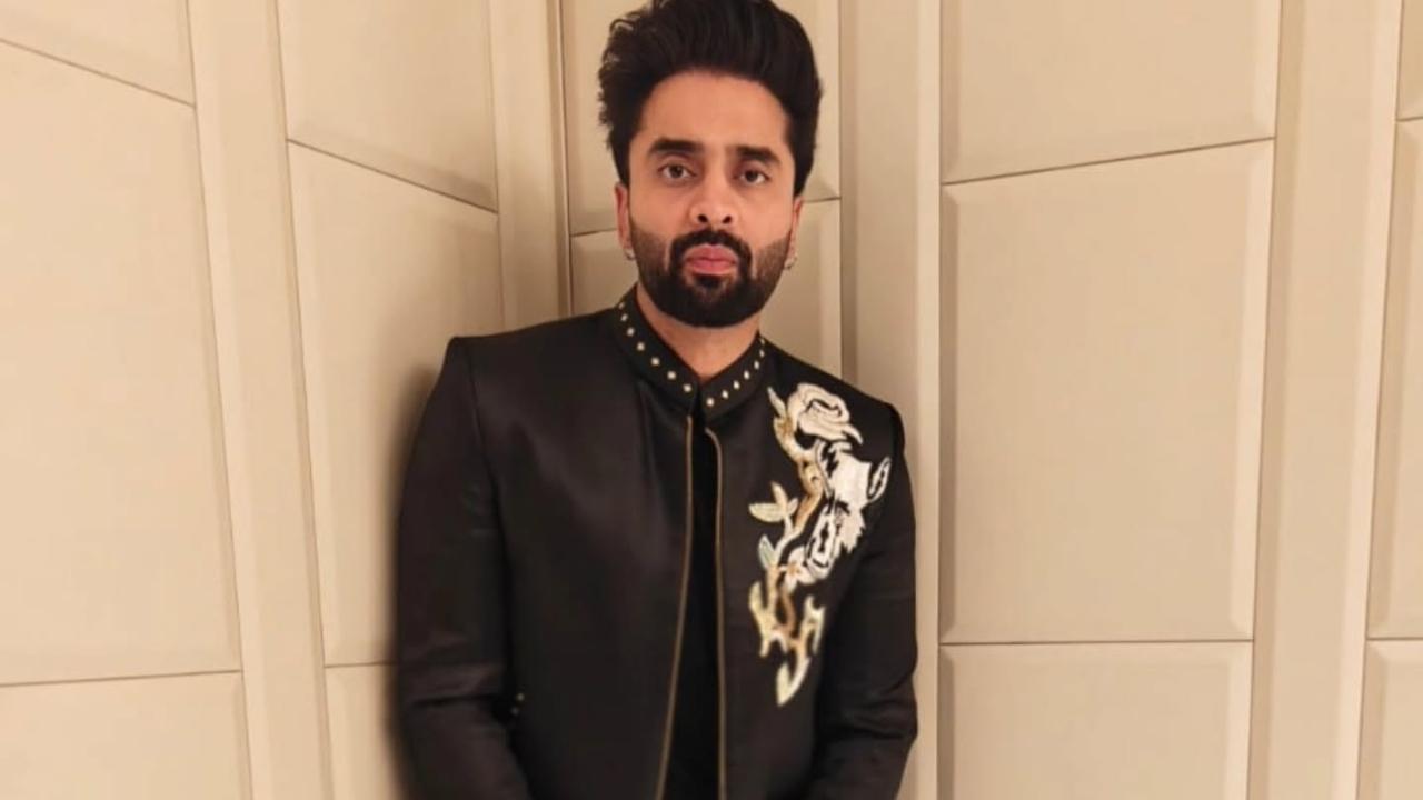 Months after Jackky Bhagnani's "situationship" remark sparked controversy, a screenshot of an alleged Raya dating app profile bearing his name has surfaced online. Read full story here Months after Jackky Bhagnani's "situationship" remark sparked controversy, a screenshot of an alleged Raya dating app profile bearing his name has surfaced online. Read full story here