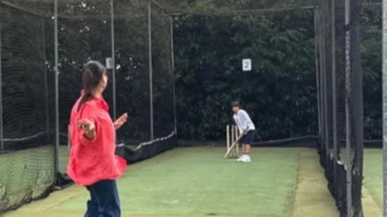 Kareena Kapoor jokes about competing with Bumrah after showing bowling skills Picture Courtesy/Kareena Kapoor Khan's Instagram account