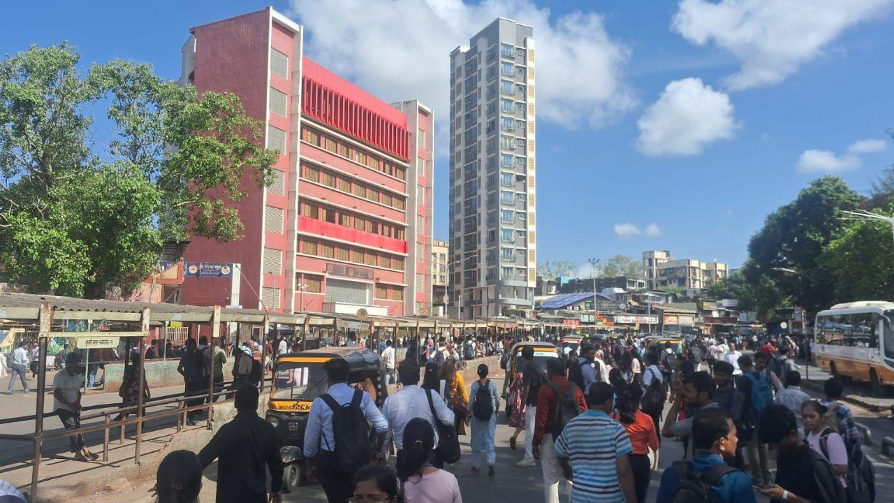 Kurla station witnessed a massive surge in passenger footfall as the ongoing BEST bus strike disrupted last-mile connectivity, leaving commuters scrambling for alternative modes of transport (Pic/Sayyed Sameer Abedi)
