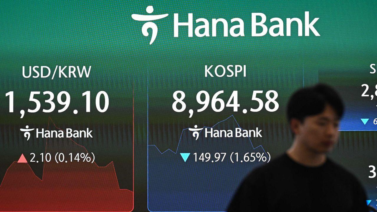 South Korea's benchmark stock index falls significantly (Pic/AFP)