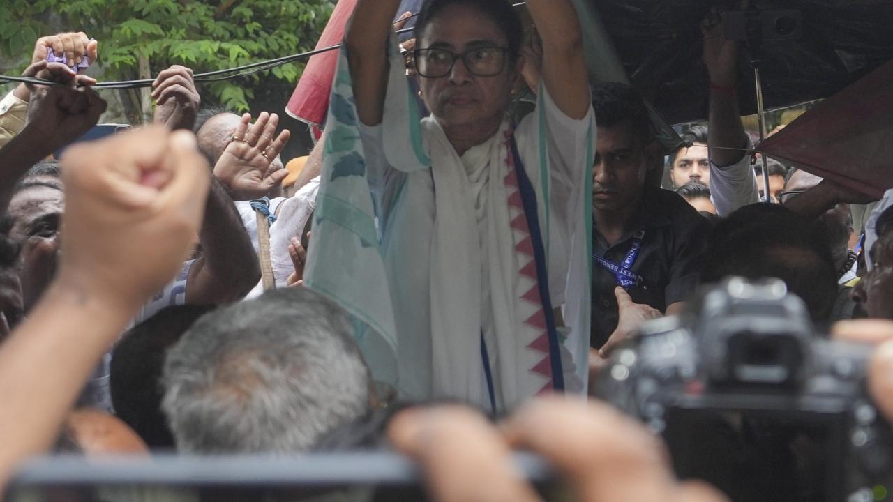 Several senior party leaders accompanied Banerjee at the dharna, including Firhad Hakim, Madan Mitra, Derek O'Brien, Kalyan Banerjee and Dola Sen Several senior party leaders accompanied Banerjee at the dharna, including Firhad Hakim, Madan Mitra, Derek O'Brien, Kalyan Banerjee and Dola Sen