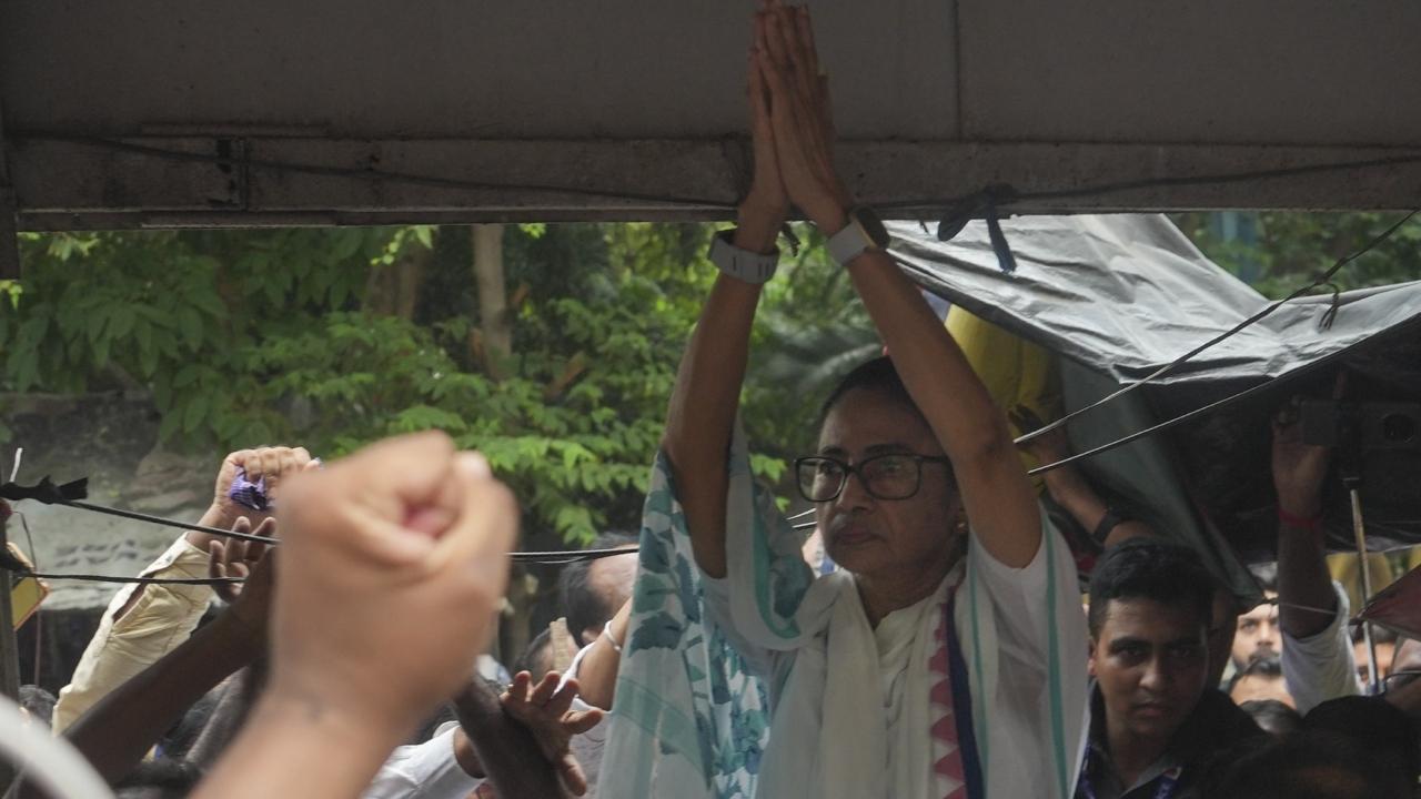 The dharna witnessed loud slogan-shouting by TMC supporters during Banerjee's address, creating a charged atmosphere at the venue The dharna witnessed loud slogan-shouting by TMC supporters during Banerjee's address, creating a charged atmosphere at the venue