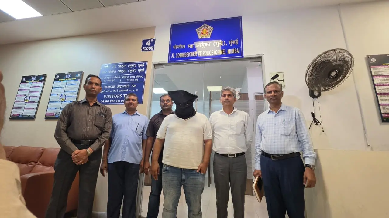 Mumbai Police busts social media extortion racket, one held A trap was laid to catch the suspect while accepting the extortion money. Pic/Mumbai Police
