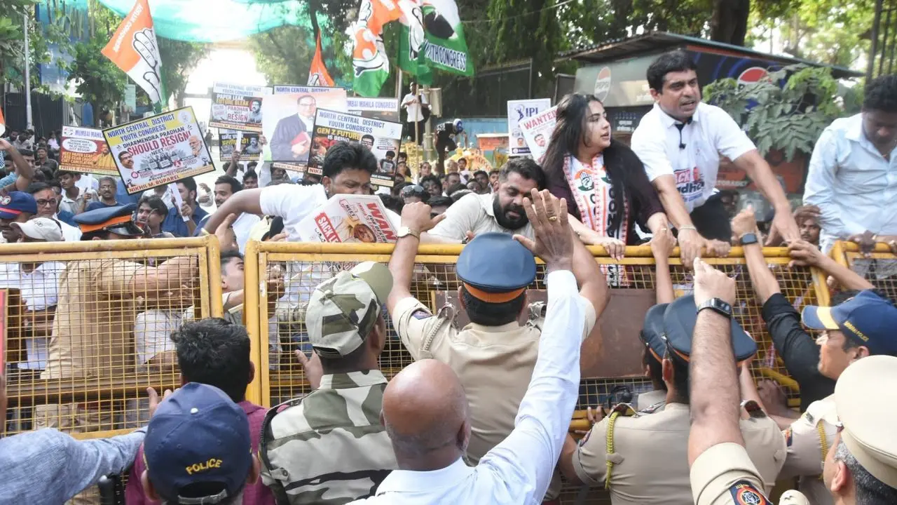 The protest march, titled “Yuva Aakrosh Morcha,” was organised by Mumbai Youth Congress president Zeenat Shabrin and led by Youth Congress national president Uday Bhanu Chib. (Pics/ Special Arrangement) The protest march, titled “Yuva Aakrosh Morcha,” was organised by Mumbai Youth Congress president Zeenat Shabrin and led by Youth Congress national president Uday Bhanu Chib. (Pics/ Special Arrangement)