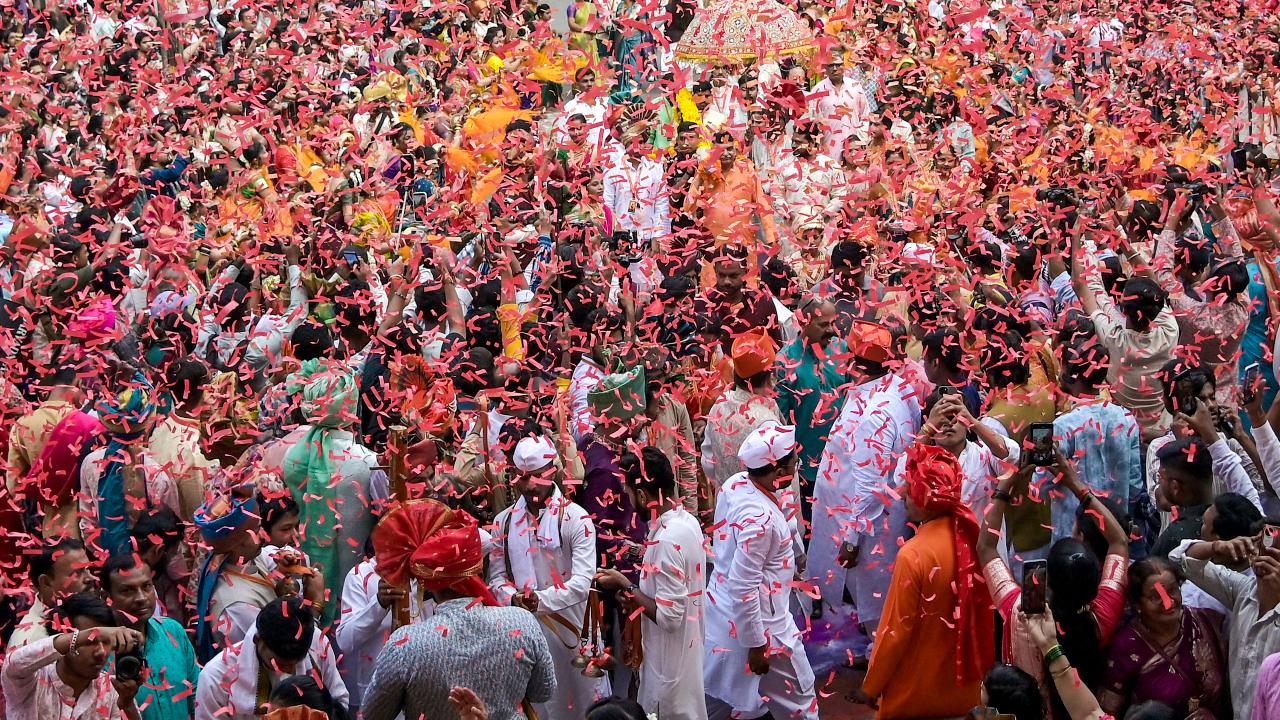 Devotees and followers paid tribute to the Maratha warrior king, remembering his contribution to the establishment of Hindavi Swarajya and his legacy of people-centric governance